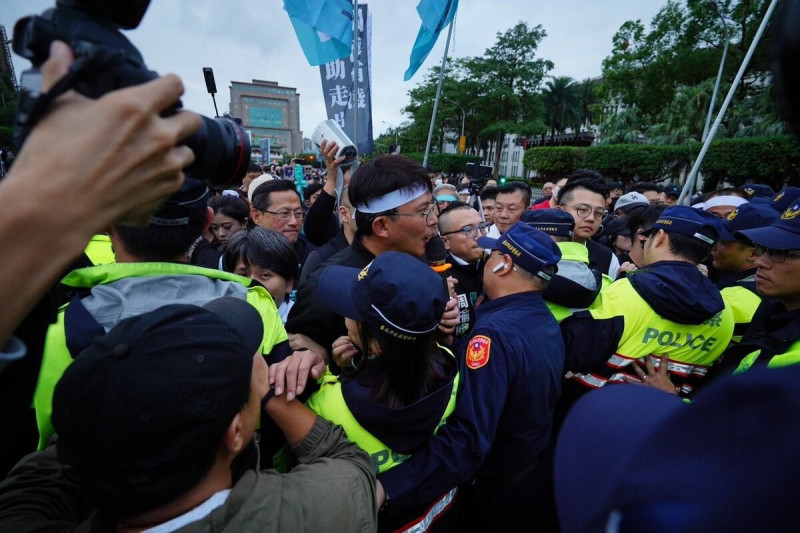 因民眾黨未申請公園路路權，遊行隊伍一度與在場維安警力發生衝突。   圖：民眾黨/提供