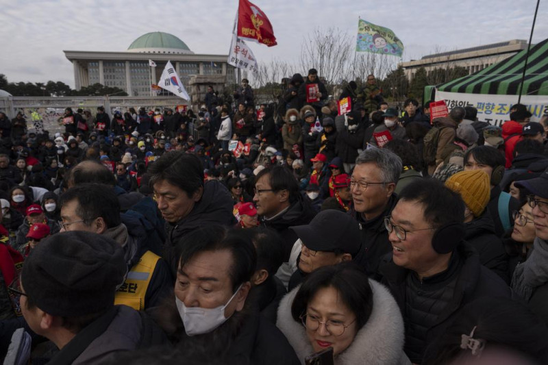 關注表決情況發展的民眾們，紛紛向離場議員怒吼「滾回去投票」。   圖：達志影像/美聯社