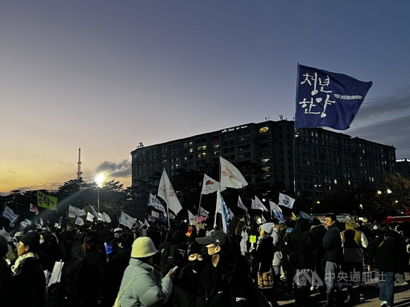 韓國國會7日傍晚就總統尹錫悅彈劾案進行表決，結果因人數不足而不成立。大批支持彈劾通過的民眾對國民力量議員集體退場行動感到生氣憤怒。圖為參與集會民眾。   圖/中央社