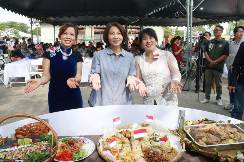 屏東國際移民節系列活，周春米(中)與新住民分享家鄉美食。   圖：屏東縣政府提供