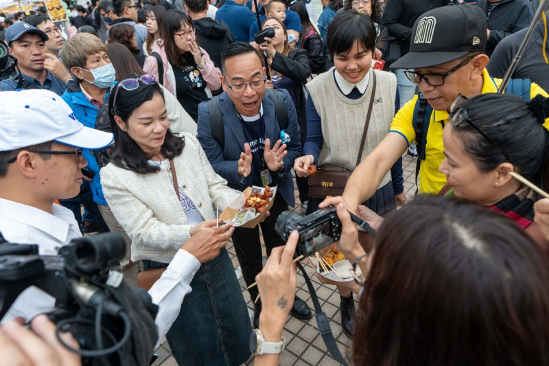 越南客面對炸物直接以中文說「好吃」。   圖：高雄市觀光局提供