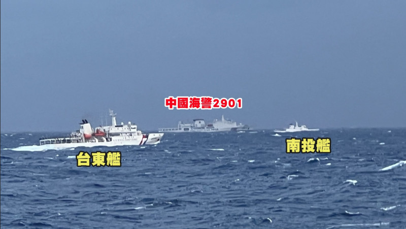 海巡署艦艇以一對一方式監控中國海警船。   圖：海巡署/提供