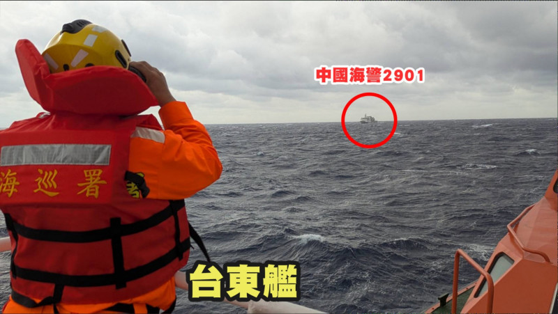 海巡署艦艇以一對一方式監控中國海警船。   圖：海巡署/提供