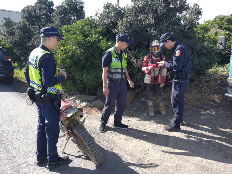 恆春警方今年已針對未懸掛車牌，以及沒有牌照卻行駛在一般道路上的違規越野車，開出3張罰單，號牌2面，並查扣越野車一部。   圖：恆春警方／提供