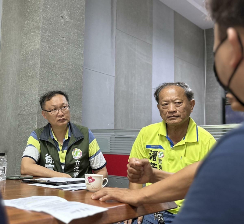 民進黨立委徐富癸、屏東縣議員潘芳泉等人為潭仔灣聚落住民請命，助恆春半島解編林班地。   圖：徐富癸辦公室提供