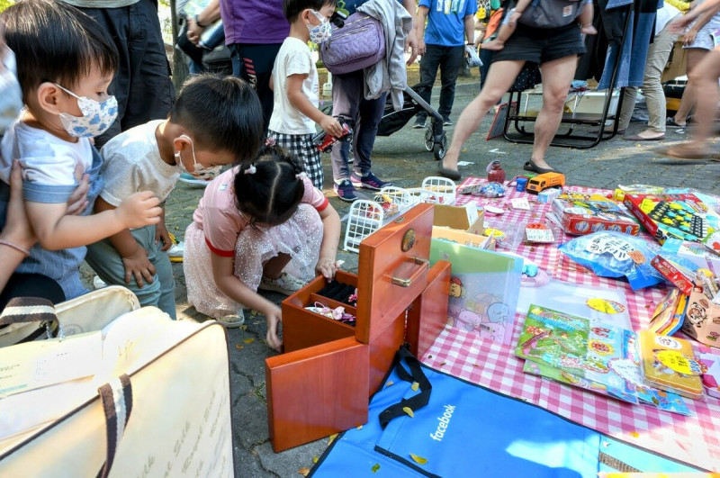 小小老闆和小小顧客體驗二手市集買賣樂趣。   圖：高雄市政府觀光局提供