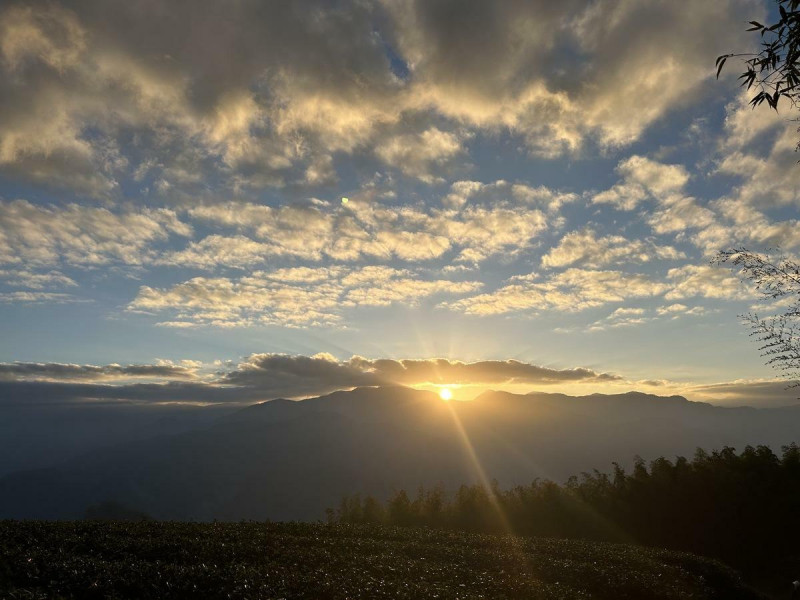 中央氣象署說，今日晚間開始東北季風增強，低溫將降至13度，觀賞煙火最佳熱點為上風處北側和東側，迎曙光則以西北部較有機會，東部雲量多機率低。   圖：林岑韋／攝