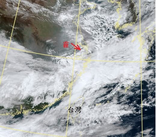 鄭明典13日在臉書曬出衛星雲圖指出，中國東北地區「灰一片」的不是雲，而是空氣汙染源之一的霾，預計明眠1至4月影響台灣。   圖：翻攝自鄭明典臉書