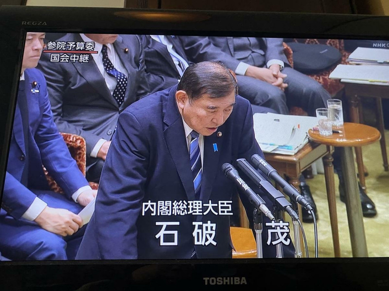  日本首相石破茂原本認為賭博事業相關受賄案應該在國會中追究而使之透明化，但今天他在國會掩護岩屋外相曾拿過500彩券網錢的問題。 圖：攝自NHK國會轉播 