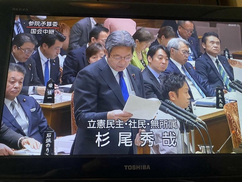  日本立憲民主黨推薦的議員杉尾秀哉今天在國會指出外相岩屋毅拿中國錢而不配當外相。 圖：攝自NHK國會轉播 