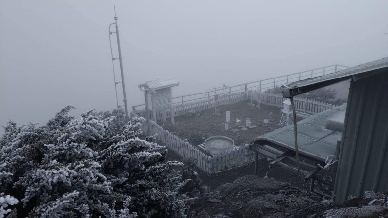 玉山氣象站清晨零下低溫，出現結霜及霧淞美景。   圖/氣象署