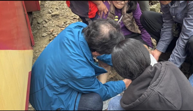 劉女闖阿里山軌道拍照遭撞，左腳骨折送醫，列車延誤1小時，警方將其移送檢方並裁罰1至5萬元。   圖：翻攝自林鐵處影片