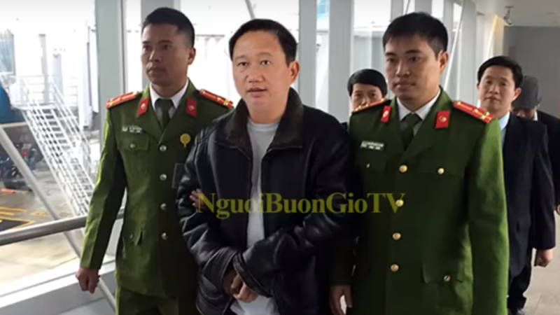 越南官方發布消息，鄭春成（中）是在「越南」向警方自首後被逮捕；但德國掌握的消息則是越南特工疑似綁架。   圖：翻攝Người Buôn Gió TV
