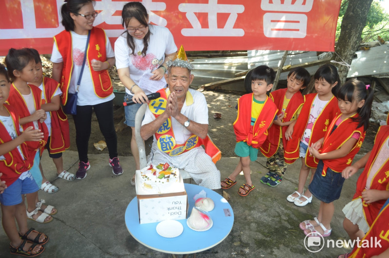 華山基金會為林麒麟安排一場驚喜的慶生會，讓林麒相當感動。   圖：蔡坤龍/攝