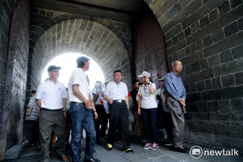 台北市長柯文哲參加北門廣場啟用典禮時，和眾人一起走過承恩門。   圖：常日豪/攝