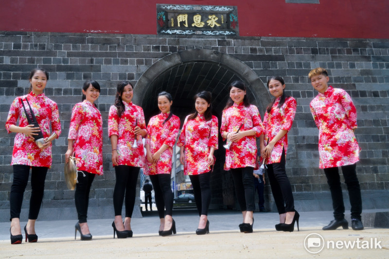 啟用典禮也邀請台灣戲曲學院學生前來演奏中樂，慶祝北門廣場的落成。   圖：常日豪/攝