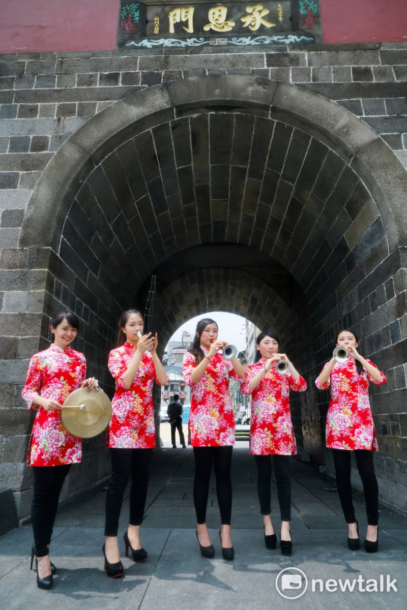 啟用典禮也邀請台灣戲曲學院學生前來演奏中樂，慶祝北門廣場的落成。   圖：常日豪/攝