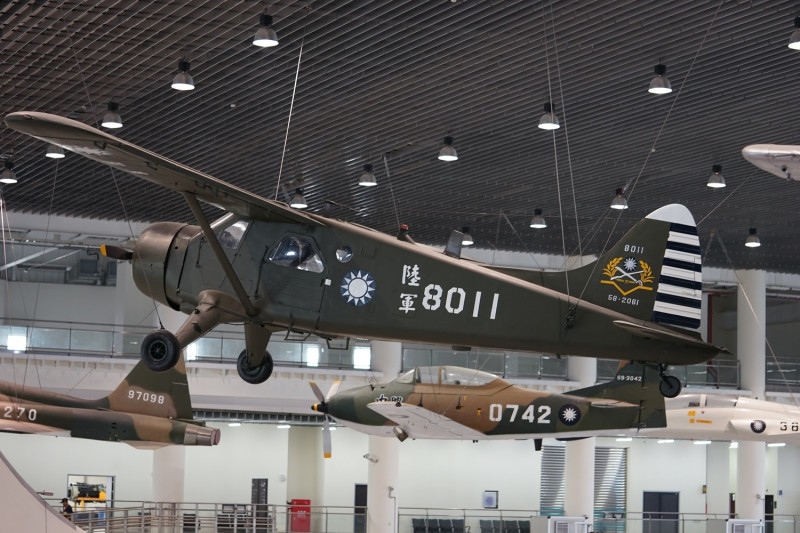 空軍官校旁的航空教育展示館，每日8時至下午17時營業，館內以懸吊方式展示多架歷史戰機。   圖：高雄市觀光局提供