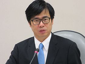 民進黨籍立法委員陳其邁認為，2006當年一手主導中廣出清的，正是擔任國民黨黨主席的馬英九，檢調應該糾出這個幕後的藏鏡人。   圖 : 翻攝自維基百科
