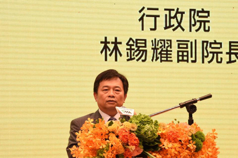 行政院副院長林錫耀今（3）日出席「第4屆卓越中堅企業獎」頒獎典禮時表示，台灣中小企業佔整體企業家數98％，是經濟發展的重要支柱。   圖：行政院/提供