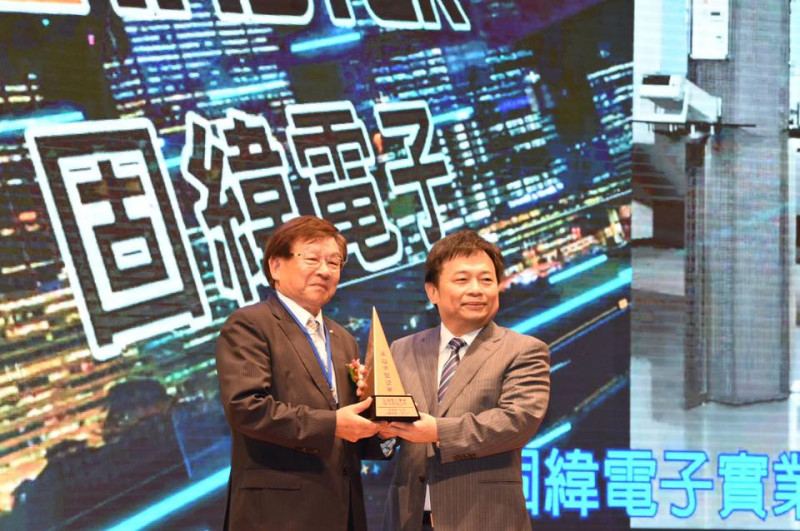 行政院副院長林錫耀今（3）日出席「第4屆卓越中堅企業獎」頒獎典禮。   圖：行政院/提供