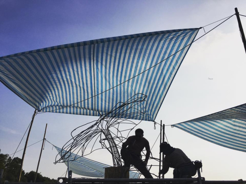 「2017桃園地景藝術節」駐地創作藝術家的蕭凱文，利用鏡頭，拍下頂著烈陽固定「補囊」12大根漂流木布農族力士們，形成力與美的剪影畫。   圖：翻攝補囊臉書