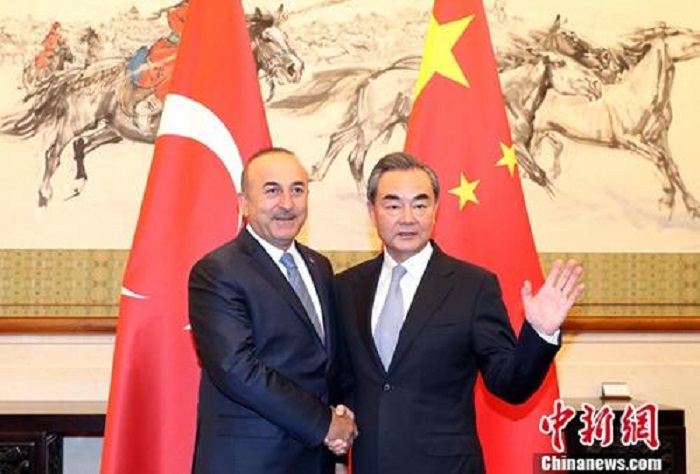 土耳其外交部長卡夫索格魯3日與中國外交部長王毅（右）會晤。   圖：翻攝中新網