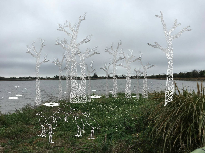 擅長金屬鋼雕創作的藝術家劉柏村在「2017桃園地景藝術節」，依據白千層林道特創作「花非花--樹非樹」。   圖：桃園市文化局提供