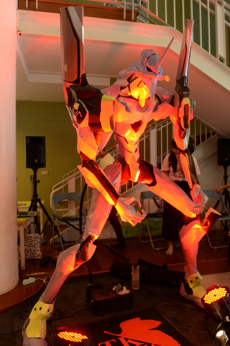 2公尺高的機器人成為大男孩的玩具夢想展的展覽亮點。   圖：雲林縣政府提供
