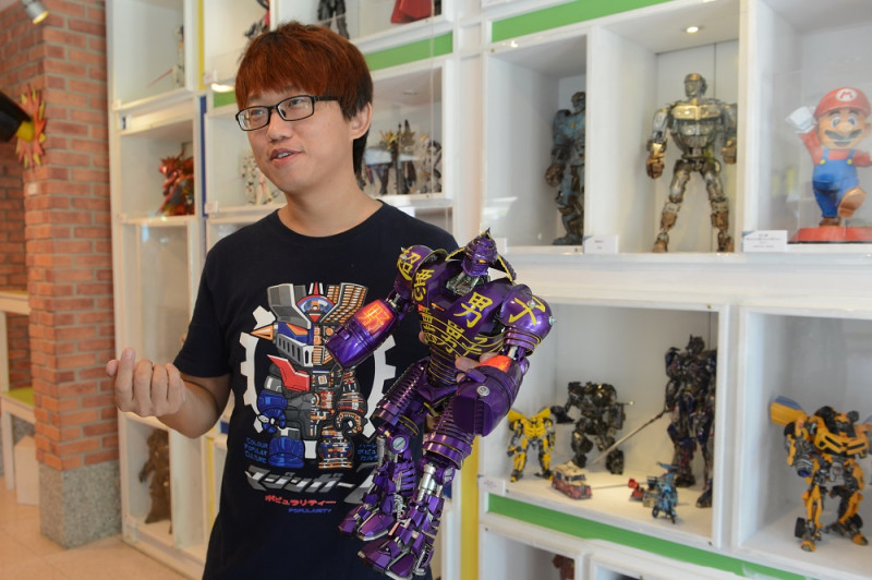 收藏家何旭憲展示機器人收藏。   圖：雲林縣政府提供