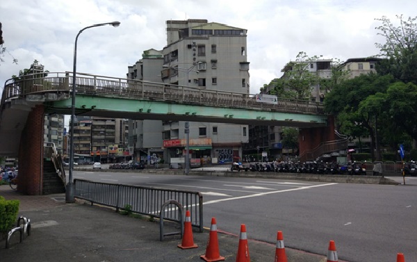 松山區永吉國中人行陸橋即將拆除。   圖：台北市政府新工處提供