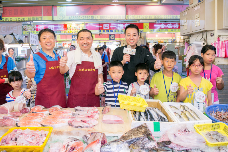 侯友宜今日至三峽市場體驗一日攤商行程，並大讚三峽市場的好品質。   圖 : 新北市政府/提供