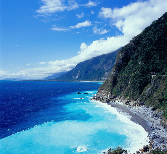 花蓮清水斷崖一直是熱門旅遊景點，如果從海上看會是什麼樣的景貌？圖：交通部航港局／提供