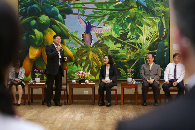 總統蔡英文上午接見「中華民國獸醫師公會全國聯合會」名譽理事長江世明、第7屆理監事暨重要幹部及各縣市公會理事長。   圖：總統府/提供