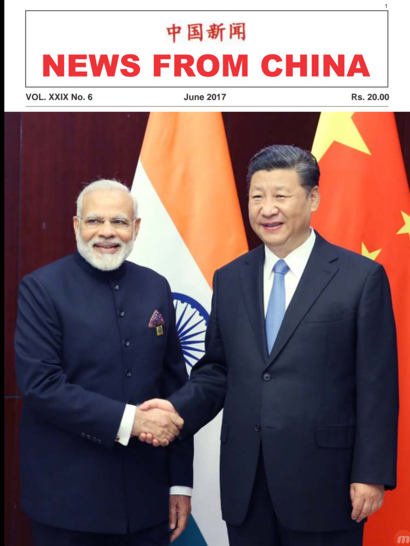 在中國駐印度大使館的官網首頁，特地放上兩國領導人握手會面的照片。但另外更大的篇幅，則是在警告印度，「不要低估中國政府和人民捍衛領土主權的決心」。   圖：翻攝自中國駐印度大使館官網