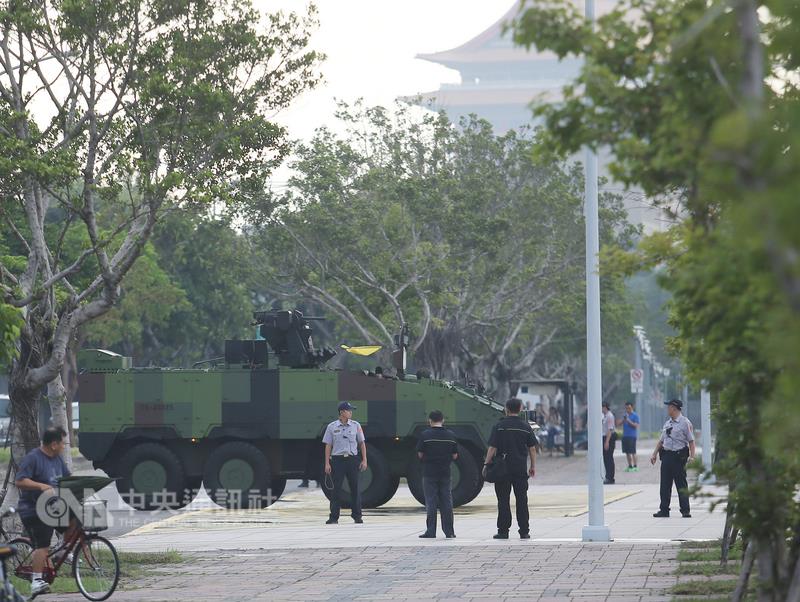 政軍兵推今天進入最後階段，正副總統車隊經由國防部大門進入指揮所。   圖：中央社