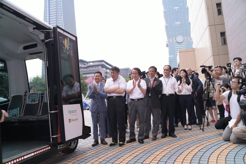台北市無人小巴士經過5天測試無意外，將擴大實施。   翻攝自台北市長柯文哲臉書粉專