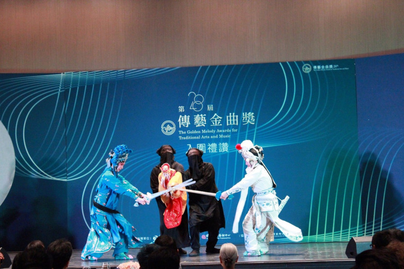 今年的入圍禮讚由臺灣豫劇團與金鷹閣電視木偶劇團帶來結合「人偶聯演」的跨界演出。   圖：文化部提供