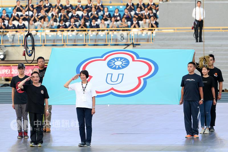 台北世大運19日將正式登場，5日傍晚在台北田徑場舉 行開幕式測試，測試內容包含序曲表演、代表團入場、 3段儀典及3段文化表演的流程。圖為大專體總會旗進場 。   圖：中央社記者吳家昇／攝