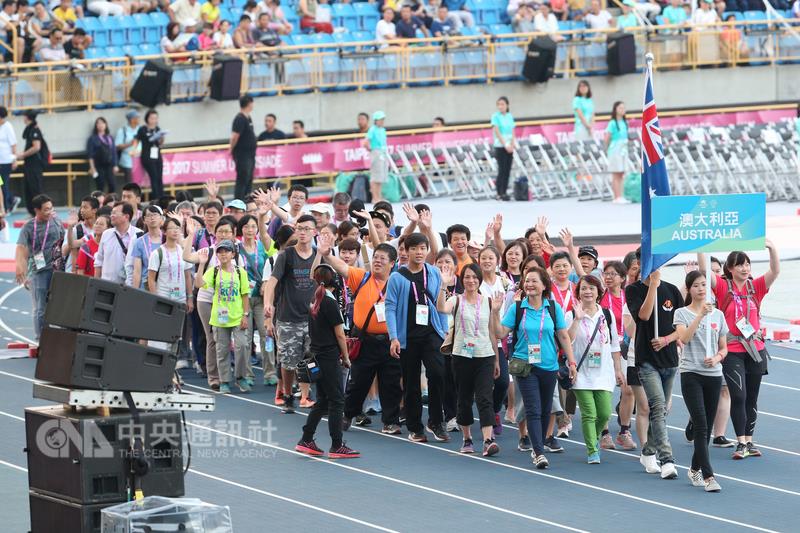 台北世大運19日將正式登場，5日傍晚在台北田徑場舉 行開幕式測試，測試包含序曲表演、代表團入場 、3段儀典及3段文化表演的流程。圖為代表團入場。    圖：中央社記者吳家昇／攝