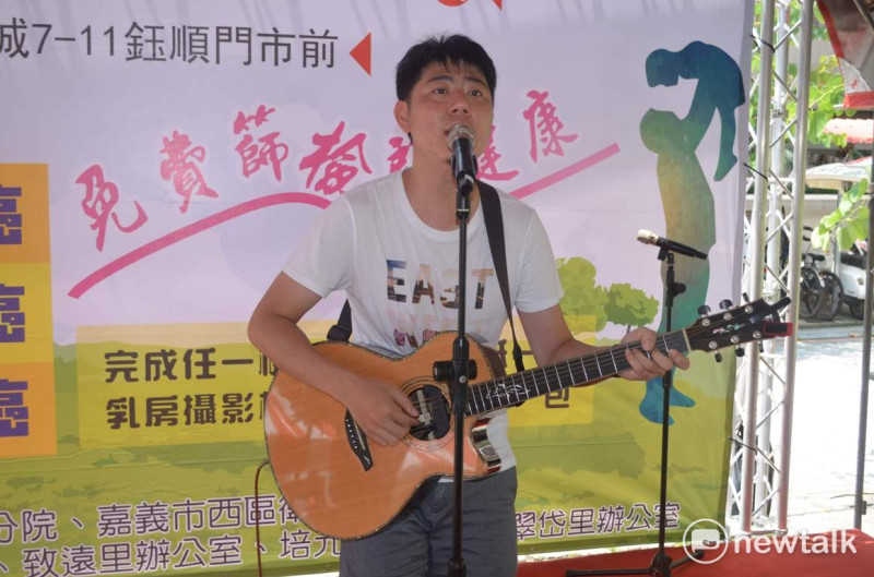 醫師歌手詹益承6日在嘉義市經國新城開唱。   圖：蔡坤龍/攝