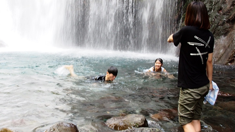 冰涼的溪水匯聚而成一座小泳池，遊客可以整個人泡浸冰涼溪水中，阻絕高溫。   圖：丘秝榕／攝