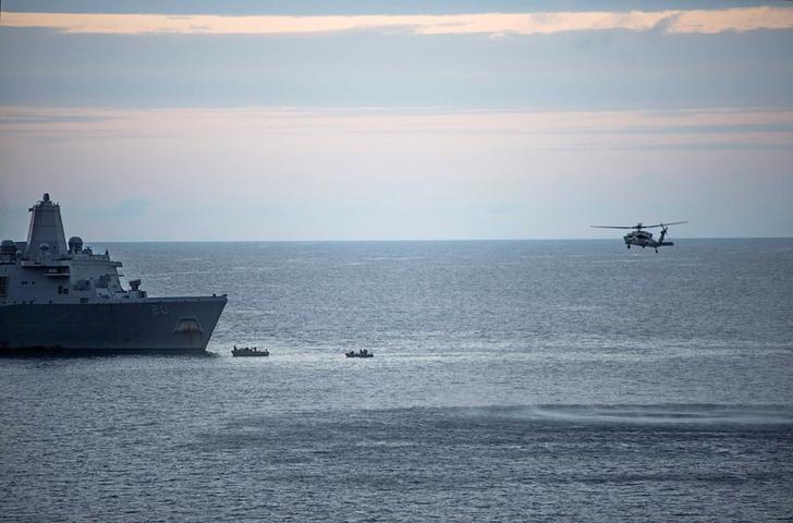 一架MV─22魚鷹式（Osprey）運輸機在澳洲外海訓練時墜毀，美軍6日持續搜救3名失蹤士兵。   圖：達志影像／路透社