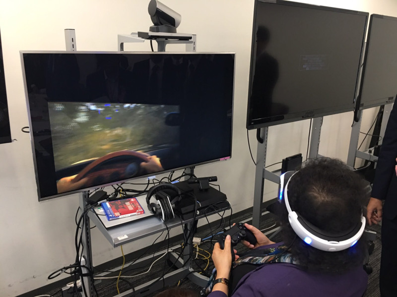 陳菊體驗Capcom公司家用VR體感設備。    圖 : 高雄市政府/提供