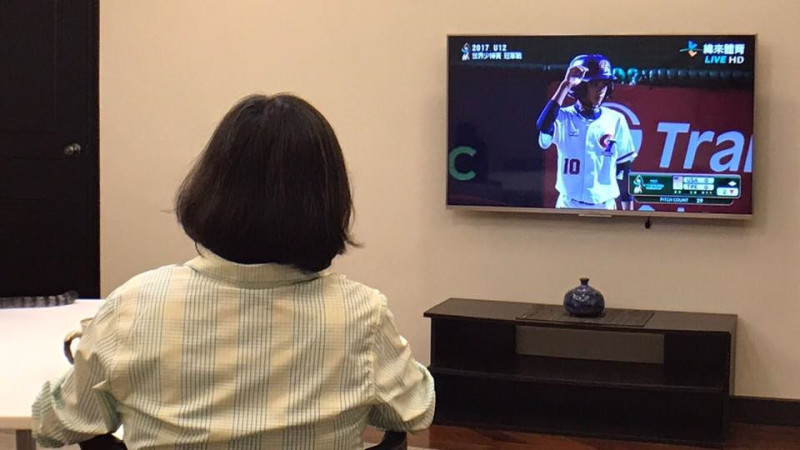 總統蔡英文6日臉書貼出看少棒比賽照片。   圖：蔡英文臉書