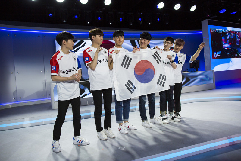 舉著國旗的韓國隊隊員。   圖：暴雪娛樂提供
