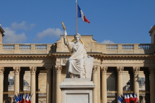 法國國民議會表決通過改革法案，禁止議員僱用近親、更改開銷補助等，以防止弊端產生。   圖：翻攝法國國民議會官網