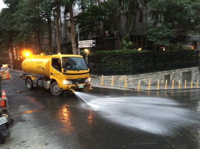 連日高溫，台北市環保局即日起擴增道路灑水路線，由原本6條路線增加為9條路線，提升50%灑水範圍，以減緩市民對高溫之不舒適及熱島效應。   圖 : 台北市政府/提供