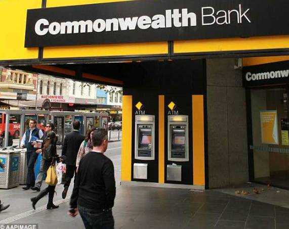 澳洲聯邦銀行（Commonwealth Bank）被控違反反洗錢及反恐怖主義融資法，該行今天表示，將削減高層主管薪資紅利，但仍力挺執行長。   圖 : 翻攝自yeeyi.com