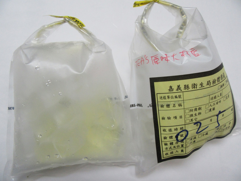嘉義縣衛生局抽查的不合格冰品樣本。   圖 : 嘉義縣衛生局/ 提供